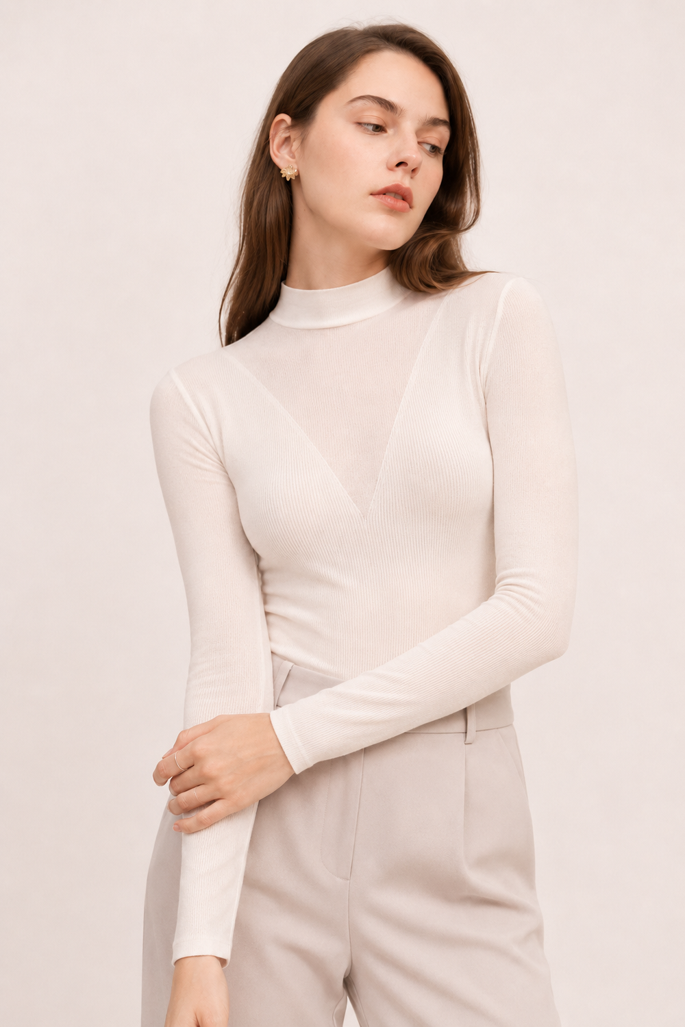 T-shirt femme moderne et élégant, coupe moulante, col montant et détail V unique. Parfait automne/hiver.