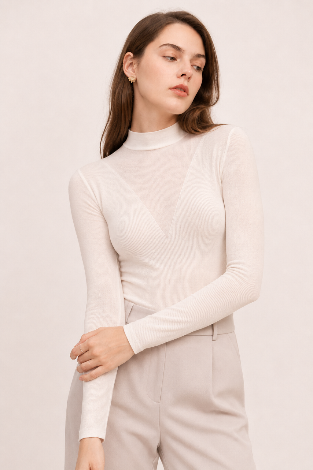 T-shirt femme moderne et élégant, coupe moulante, col montant et détail V unique. Parfait automne/hiver.