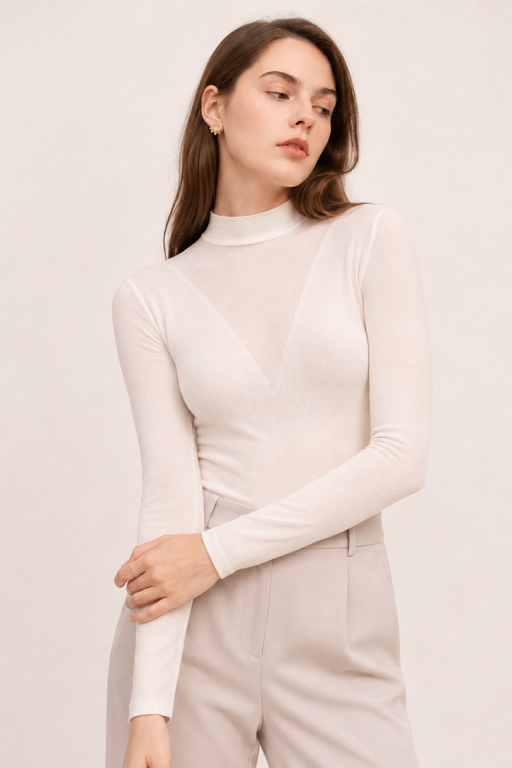 T-shirt femme moderne et élégant, coupe moulante, col montant et détail V unique. Parfait automne/hiver.