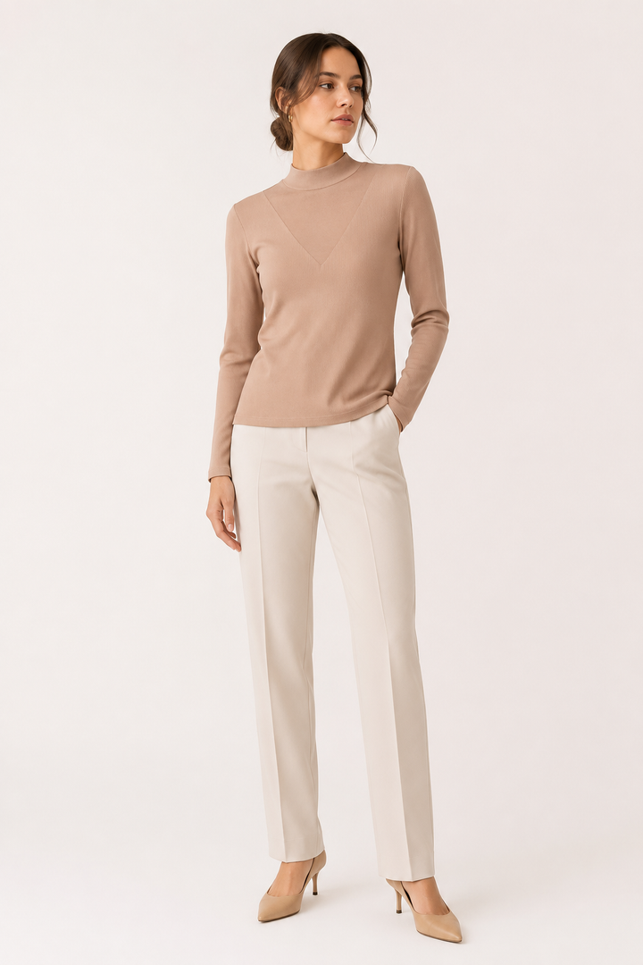 Haut moulant femme à manches longues, col montant pour un confort optimal en automne/hiver. Détail V distinctif.
