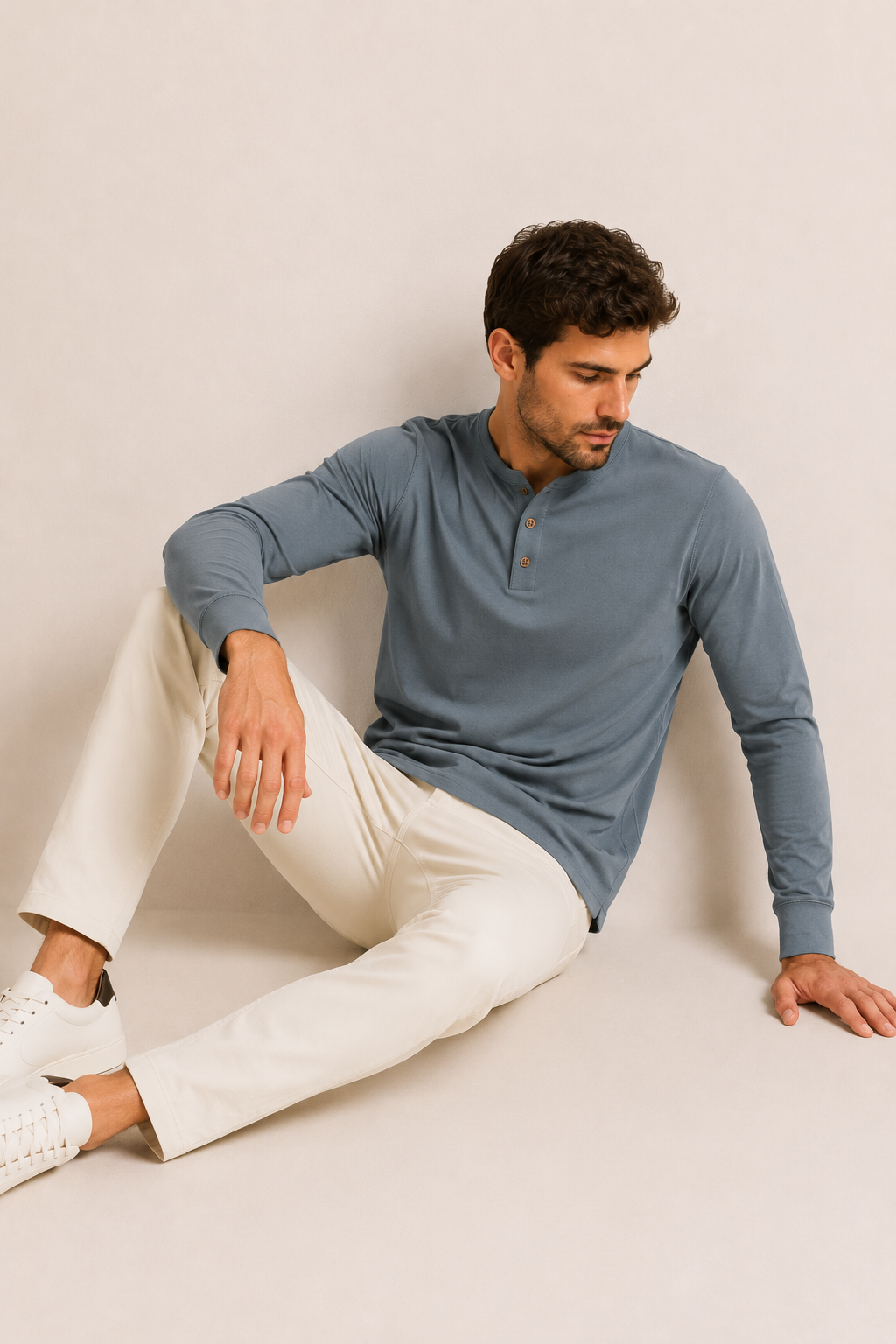 Gros plan sur un t-shirt homme rouge à manches longues, col boulanger. Mode masculine chic et tendance.