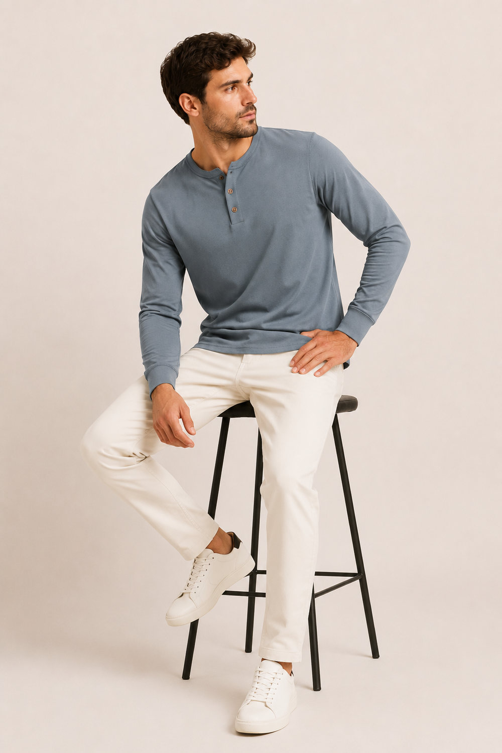 Modèle masculin portant un t-shirt noir à manches longues, col boulanger. Vêtement basique polyvalent et confortable.
