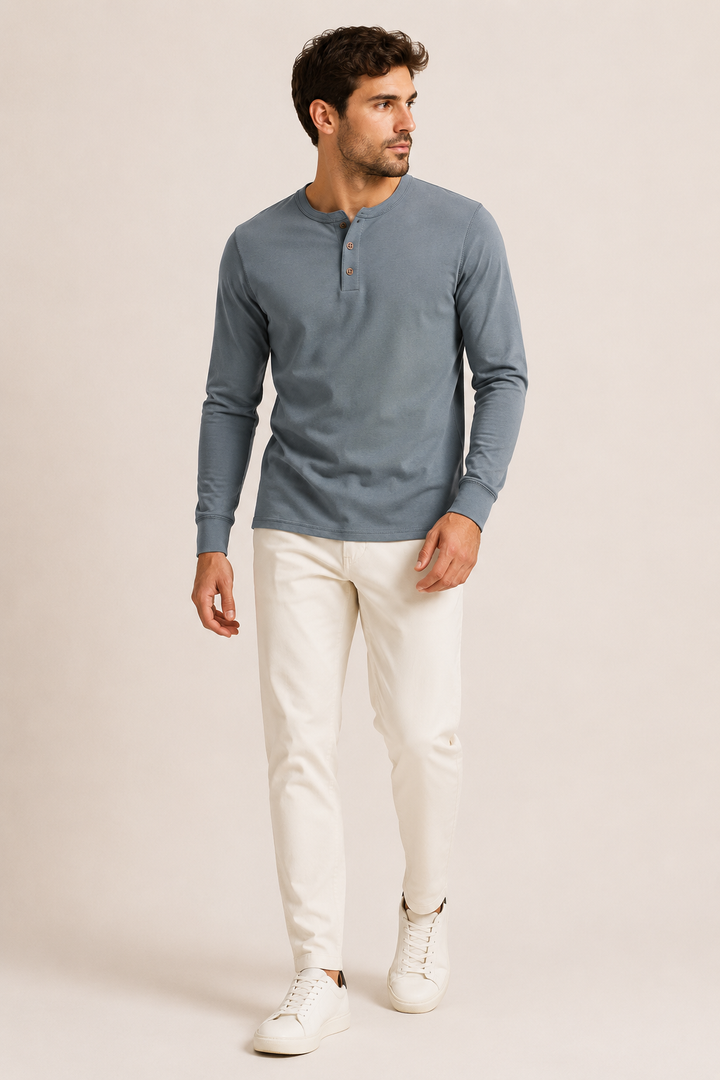 T-shirt homme gris à manches longues, col boulanger. Style décontracté élégant pour automne et printemps.