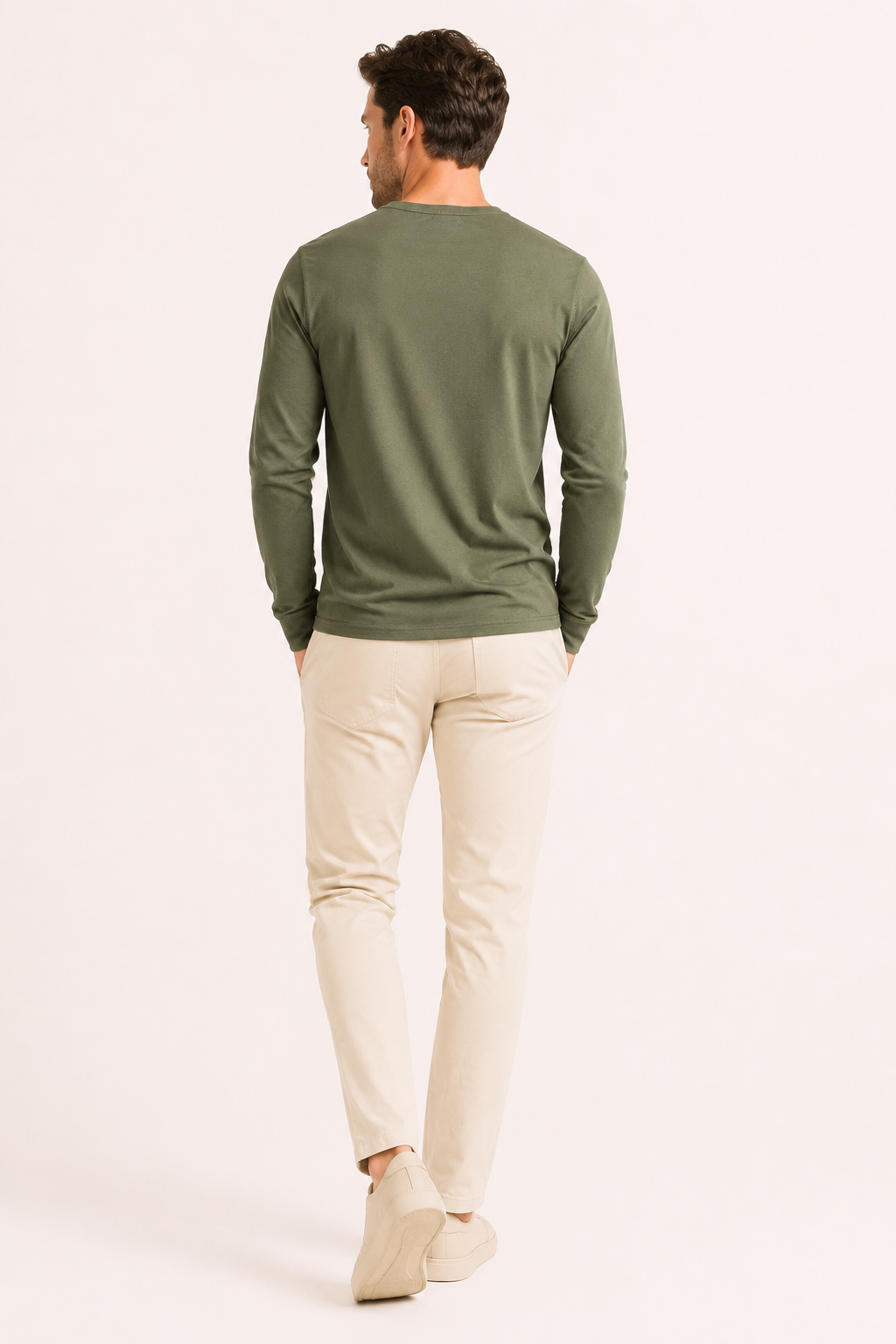 Image de détail d'un t-shirt homme à col boulanger et manches longues, accentuant le confort et le style.