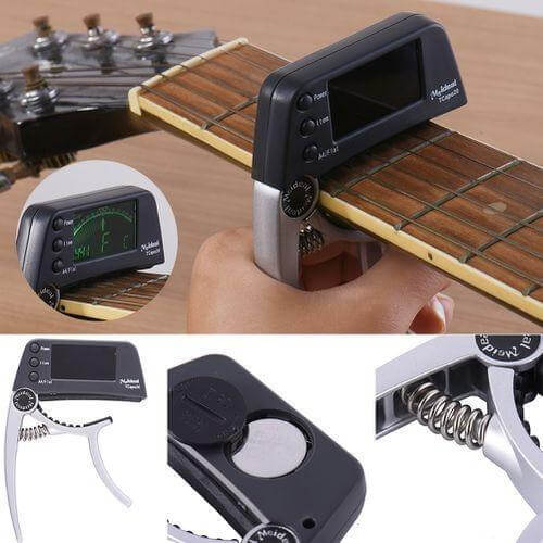 Capo et accordeur numérique TuneGrip pour guitare, facile à utiliser. Parfait pour musiciens nomades.
