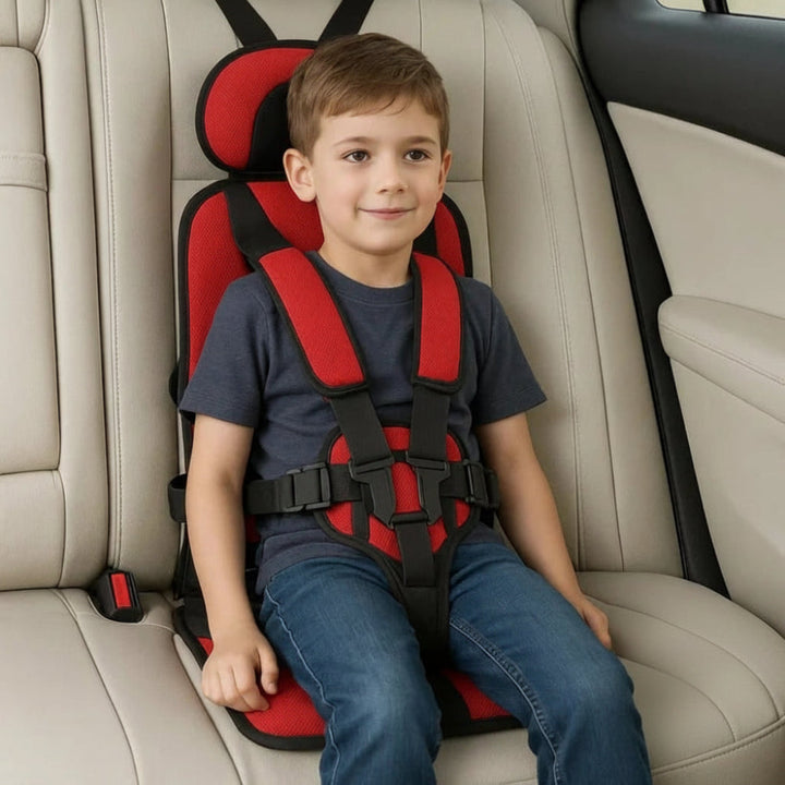 Siège auto portable facile à installer, sécurité rapide pour les enfants en voiture familiale.