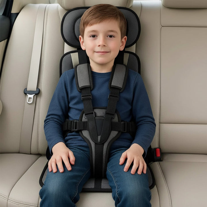 Siège auto enfant compact au design moderne, sécuritaire et très pratique pour le voyage.
