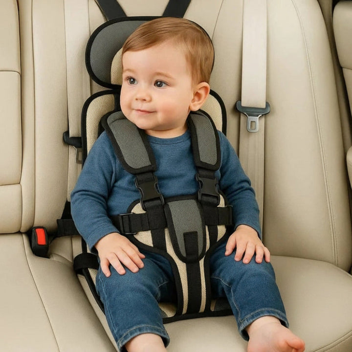 Ultra-compact siège auto enfant, solution idéale pour les voyages et un gain de place précieux.