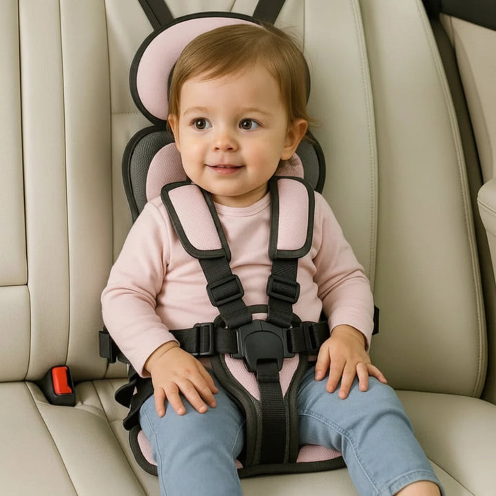 Siège auto enfant avec harnais de sécurité pour une protection optimale en voyage.