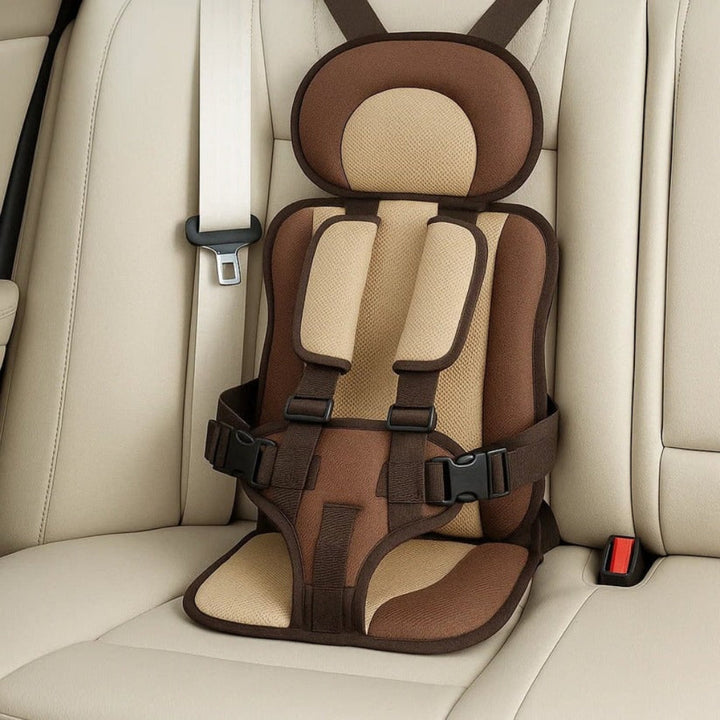Siège auto enfant portable avec harnais, sécurité maximale et design compact pour le voyage.