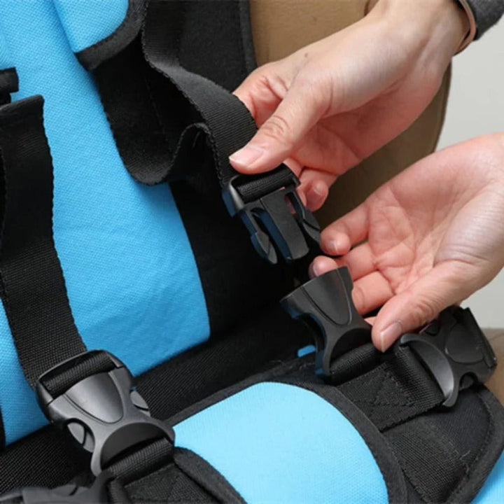 Siège auto enfant portable robuste avec harnais, sécurité durable pour tous les trajets.