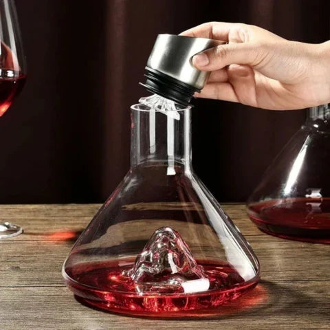 Photo d'une carafe à vin en cristal pendant l'aération, un geste clé pour la dégustation et l'œnologie.
