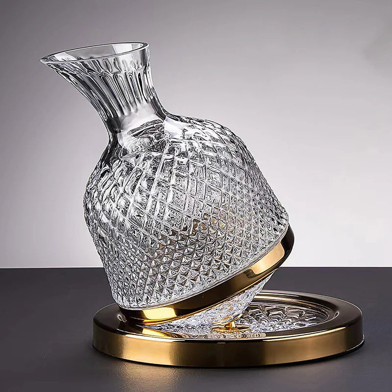 Superbe carafe rotative en cristal pur, parfaite pour aérer le whisky et sublimer les arômes. Élégance garantie.