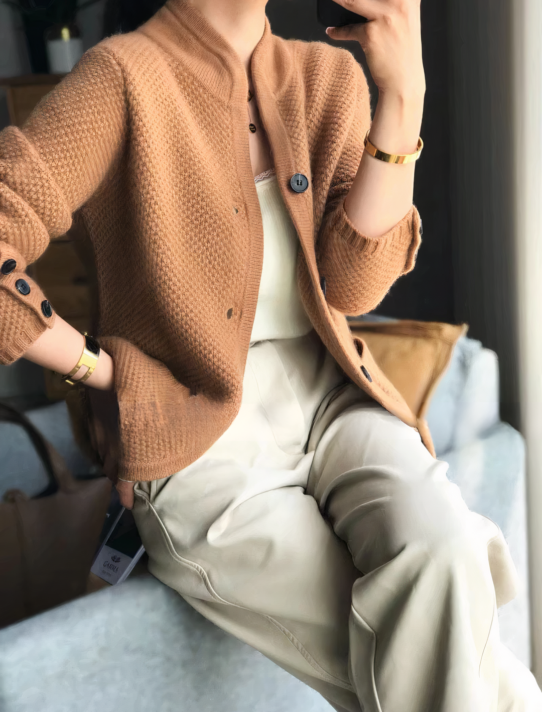 Gilet cardigan boutonné gris pour femme. Style classique intemporel, parfait pour un look décontracté chic et élégant.