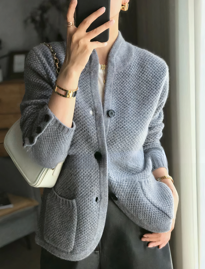 Cardigan femme classique couleur chameau avec boutons. Gilet doux et confortable pour une superposition élégante.
