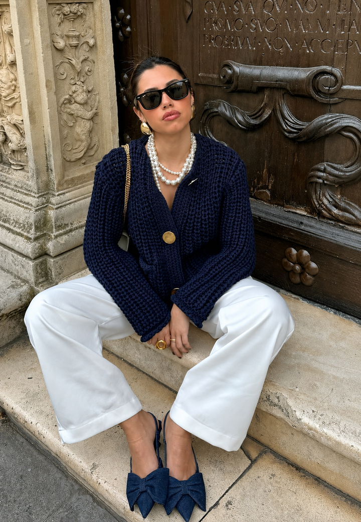 Vêtement mode : cardigan femme court bleu marine, détails boutons dorés, style chic et moderne.