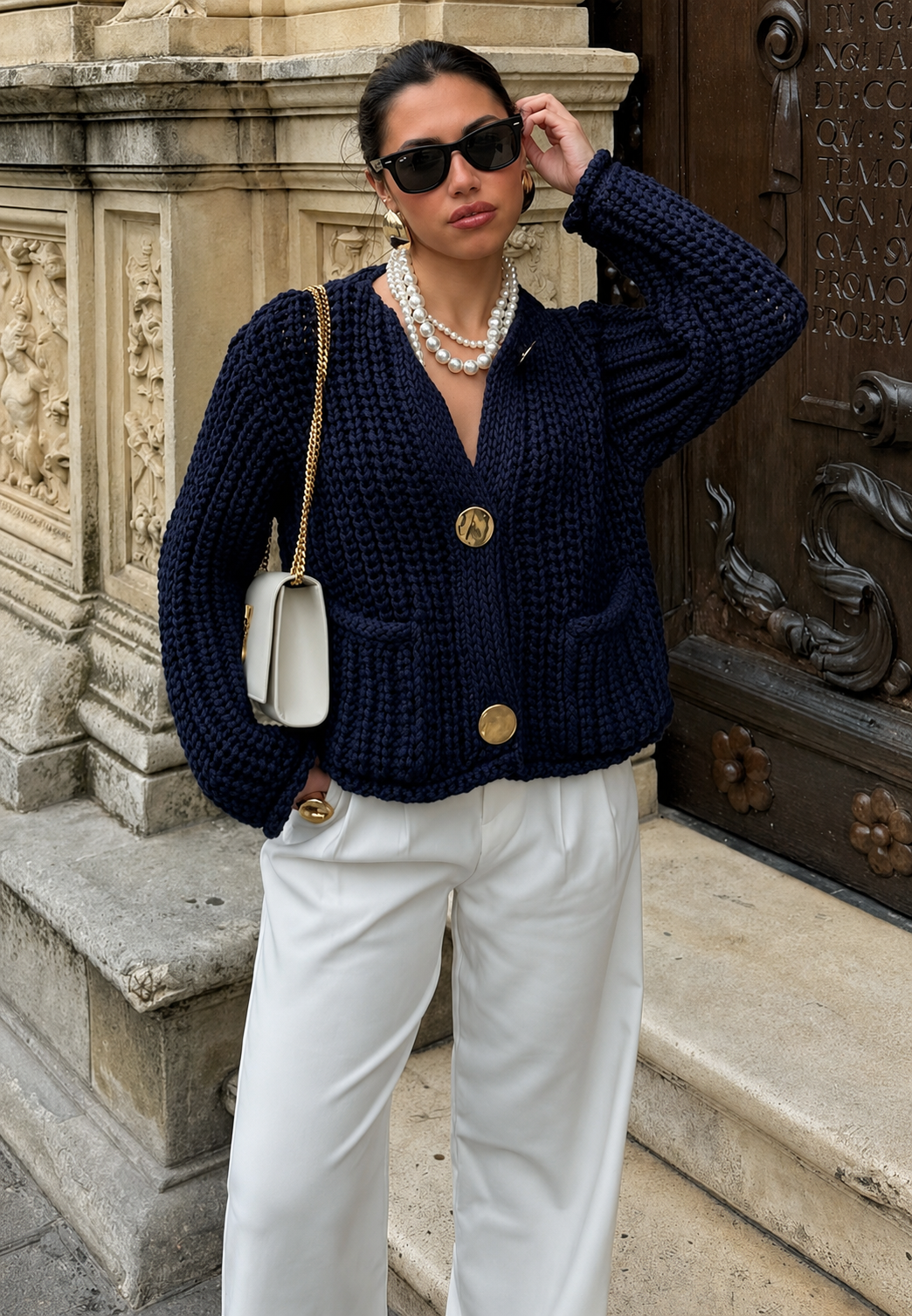 Cardigan court femme bleu marine chic avec boutons dorés, élégant pour la mode automne.