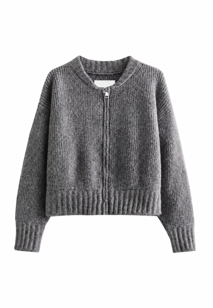 Détail du col zippé sur un cardigan ample gris femme. Confort douillet et style décontracté chic pour l'hiver.