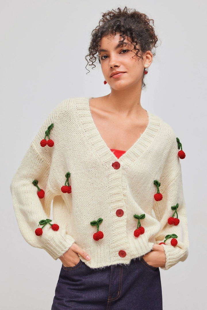 Cardigan ample femme, col V, brodé de cerises. Pull décontracté idéal pour l'automne. Confortable et stylé.