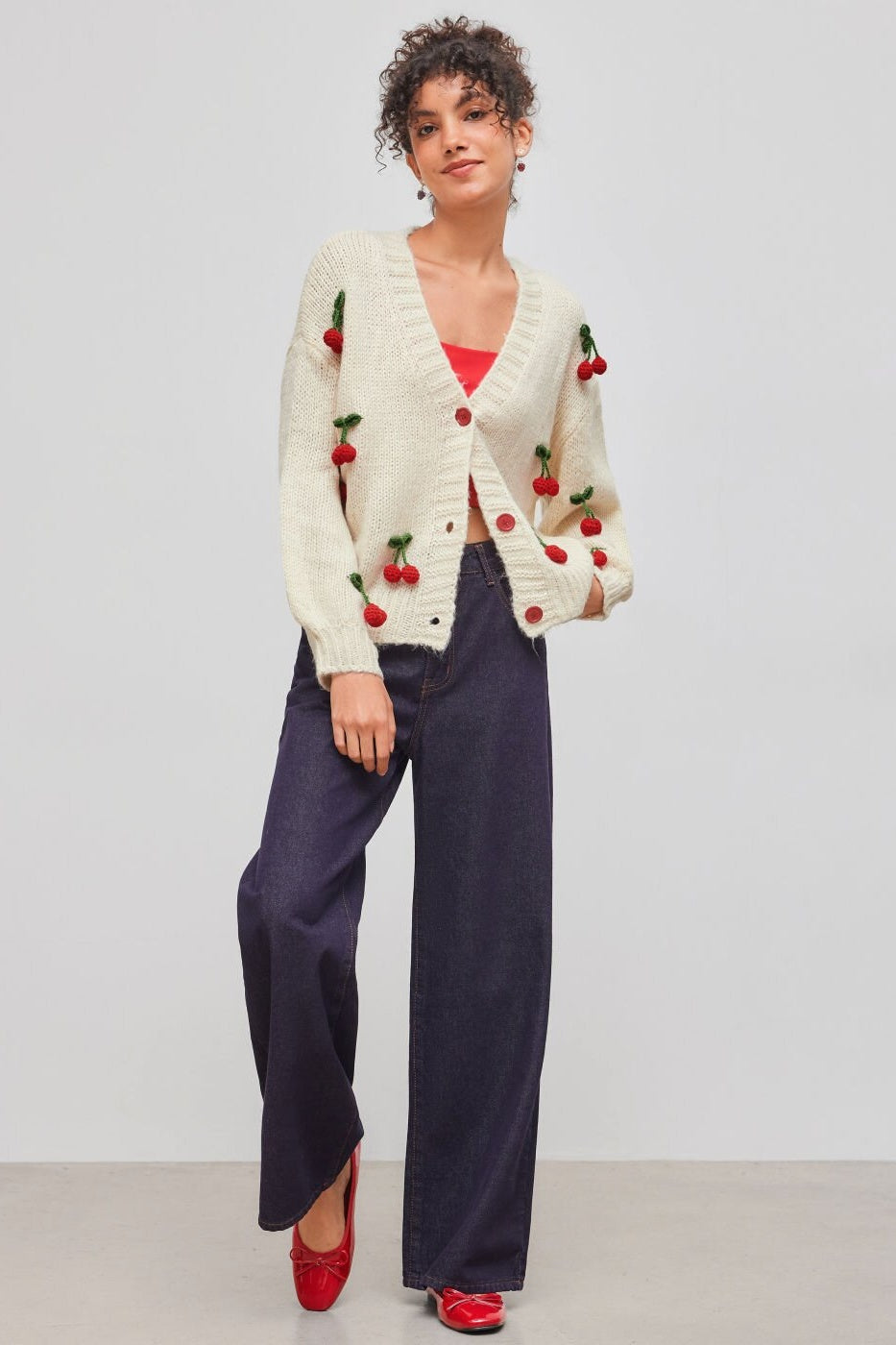 Chandail cardigan femme à coupe large, col V, agrémenté de cerises. Vêtement mode pour saison automnale.