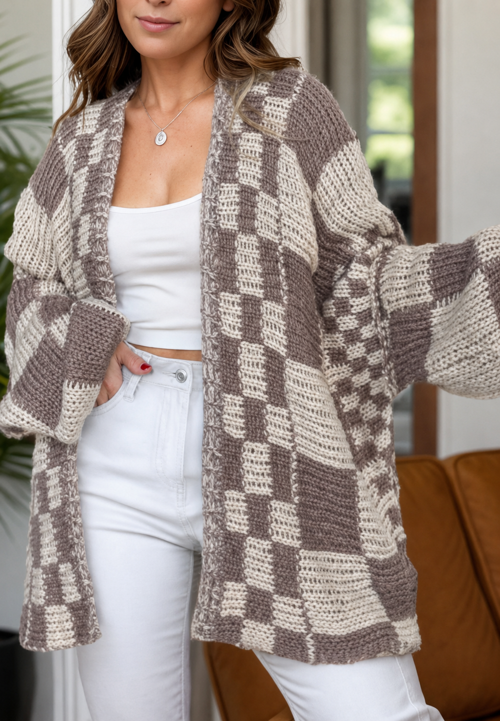 Cardigan femme élégant à motifs carreaux, coupe ample, parfait pour une mode féminine décontractée.