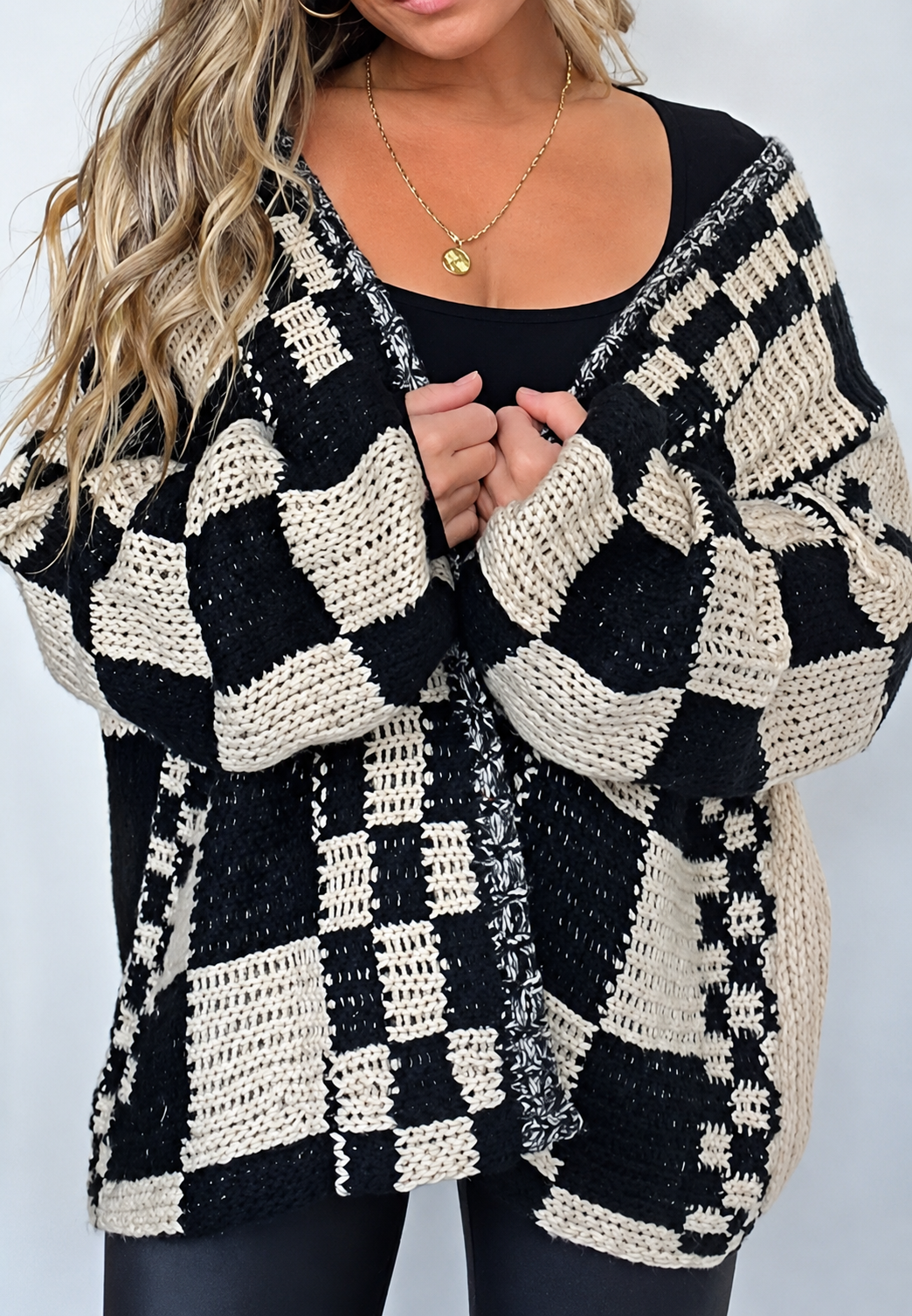 Cardigan décontracté ample pour femme avec motifs carreaux, idéal pour les tenues d'automne, élégance assurée.