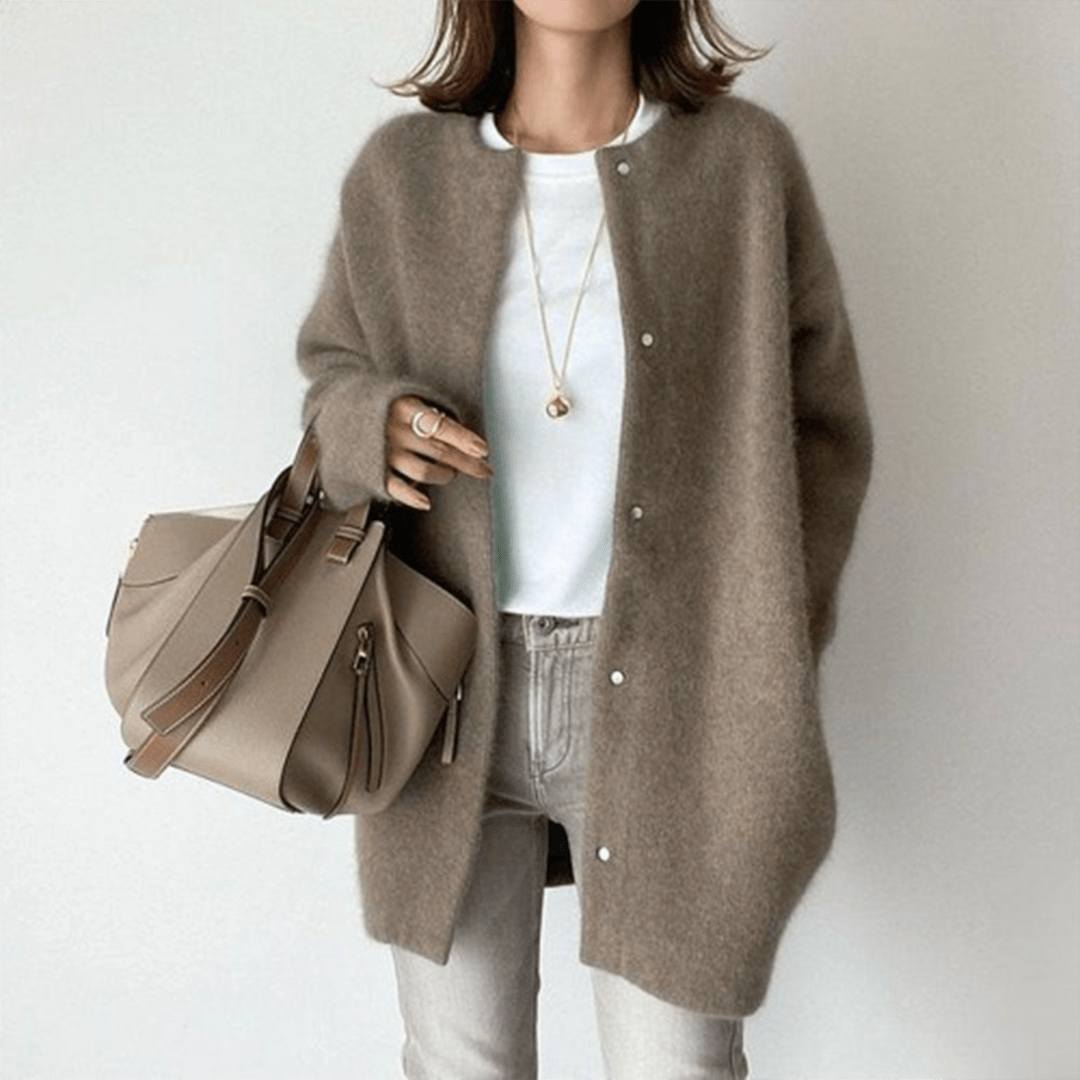 Cardigan mode femme, boutons, manches longues, parfait pour un look élégant et décontracté automne-hiver.