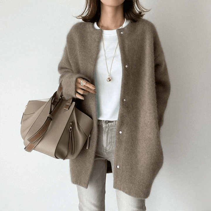 Cardigan mode femme, boutons, manches longues, parfait pour un look élégant et décontracté automne-hiver.