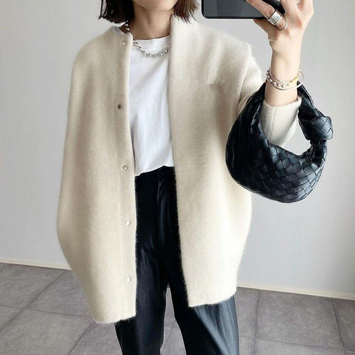 Cardigan élégant à col rond pour femmes, boutons, manches longues, parfait pour un look automne-hiver.