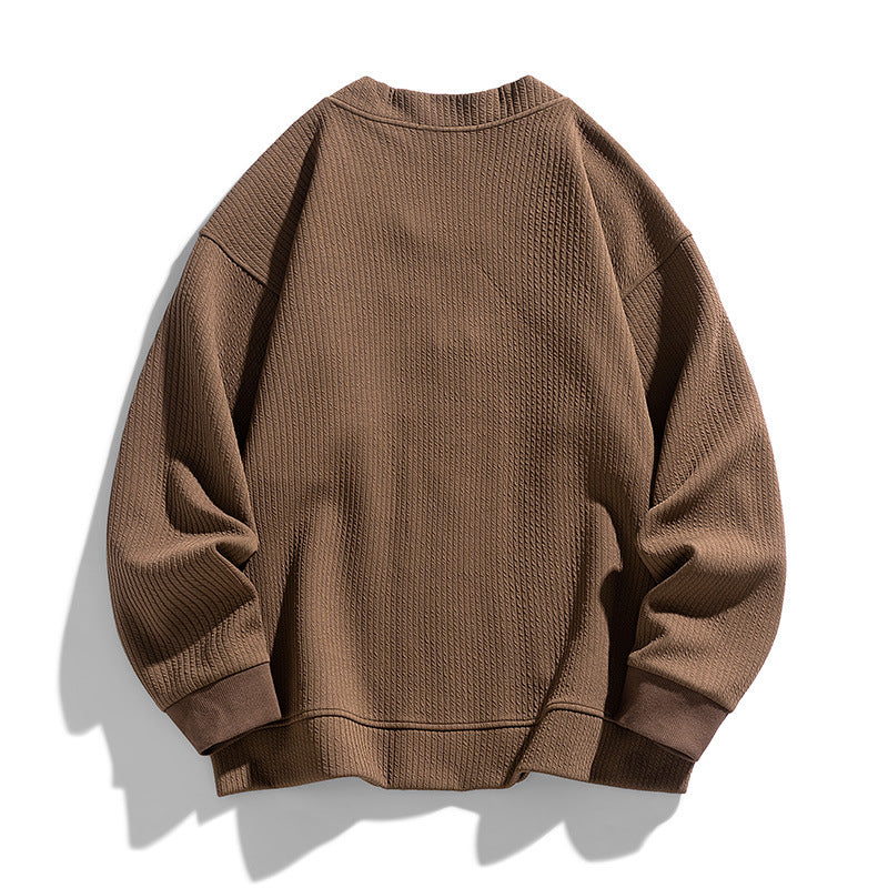 Homme portant un cardigan zippé texturé décontracté, look moderne et confortable avec poches.