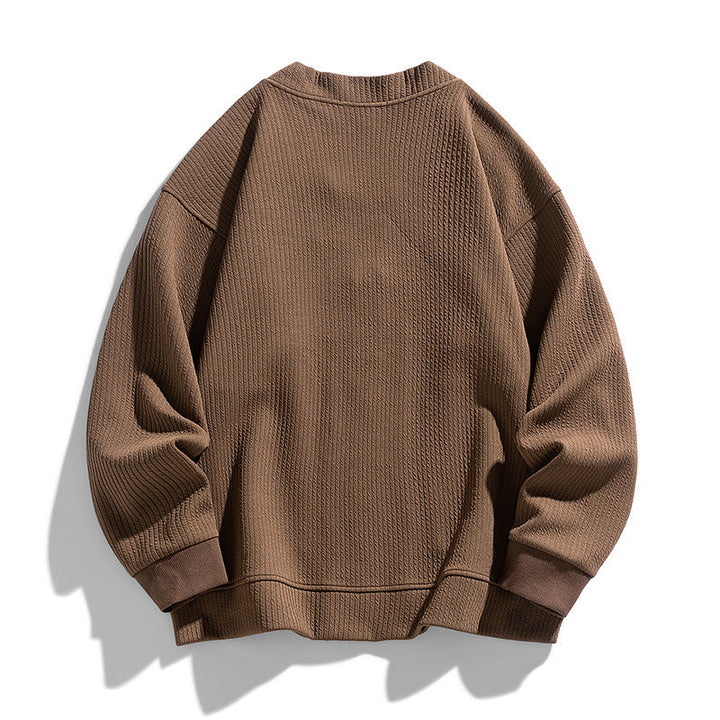 Homme portant un cardigan zippé texturé décontracté, look moderne et confortable avec poches.