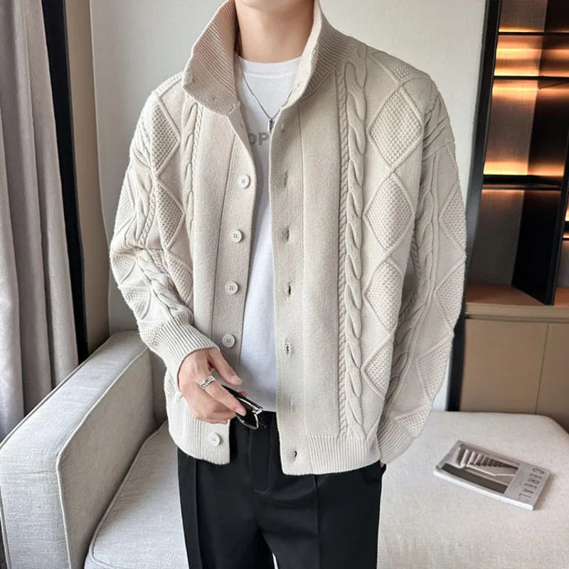 Cardigan homme en maille torsadée détaillée, couleur unie. Confort douillet et style élégant pour l'hiver.