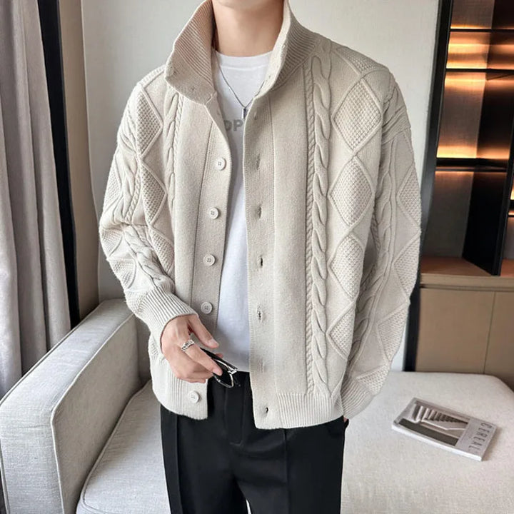 Cardigan homme en maille torsadée détaillée, couleur unie. Confort douillet et style élégant pour l'hiver.