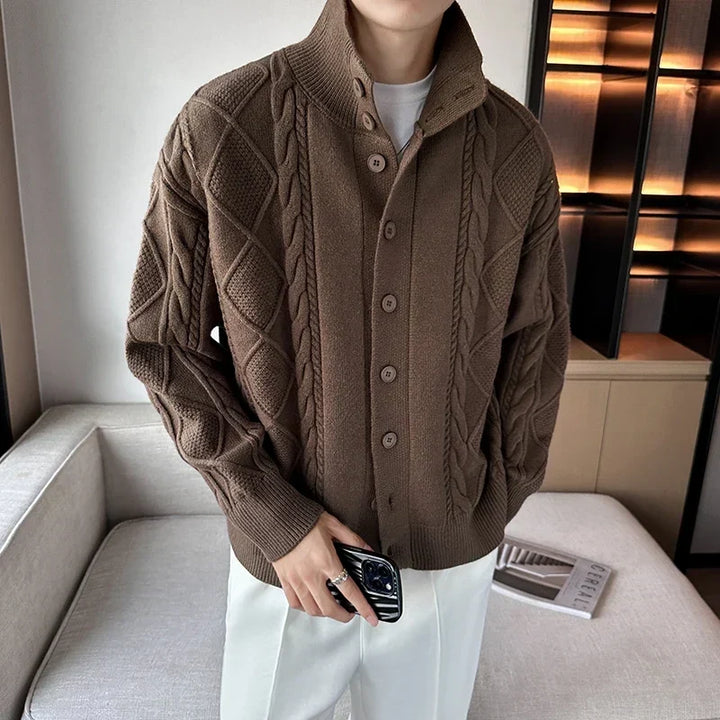 Cardigan homme tricoté en maille torsadée avec col montant, parfait pour l'automne-hiver.