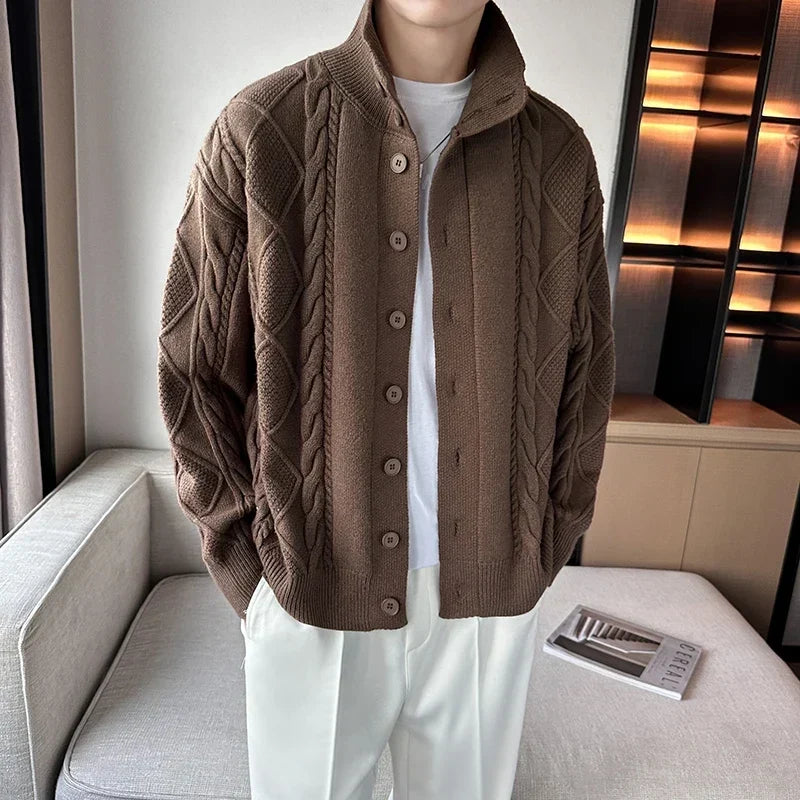 Vêtement homme casual-chic : cardigan maille torsadée. Confortable et chaud, mode masculine hivernale.