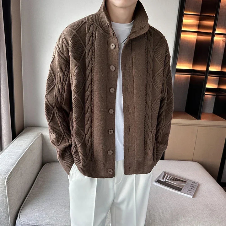 Vêtement homme casual-chic : cardigan maille torsadée. Confortable et chaud, mode masculine hivernale.