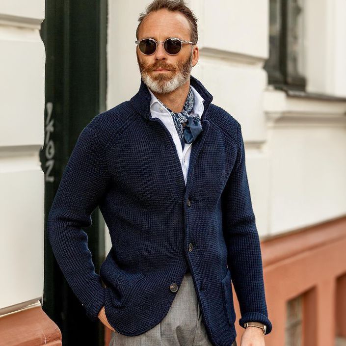 Cardigan femme élégant, coupe ajustée, boutons dorés, parfait pour la mode féminine quotidienne.