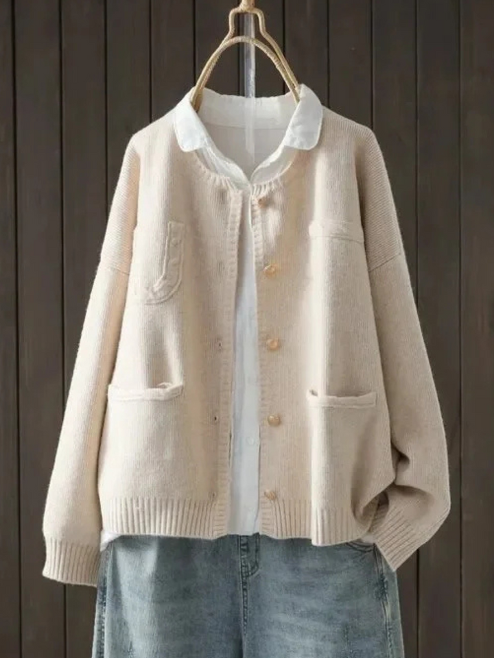 Cardigan femme oversize beige, confortable, avec poches plaquées et boutons, style décontracté pour l'automne.