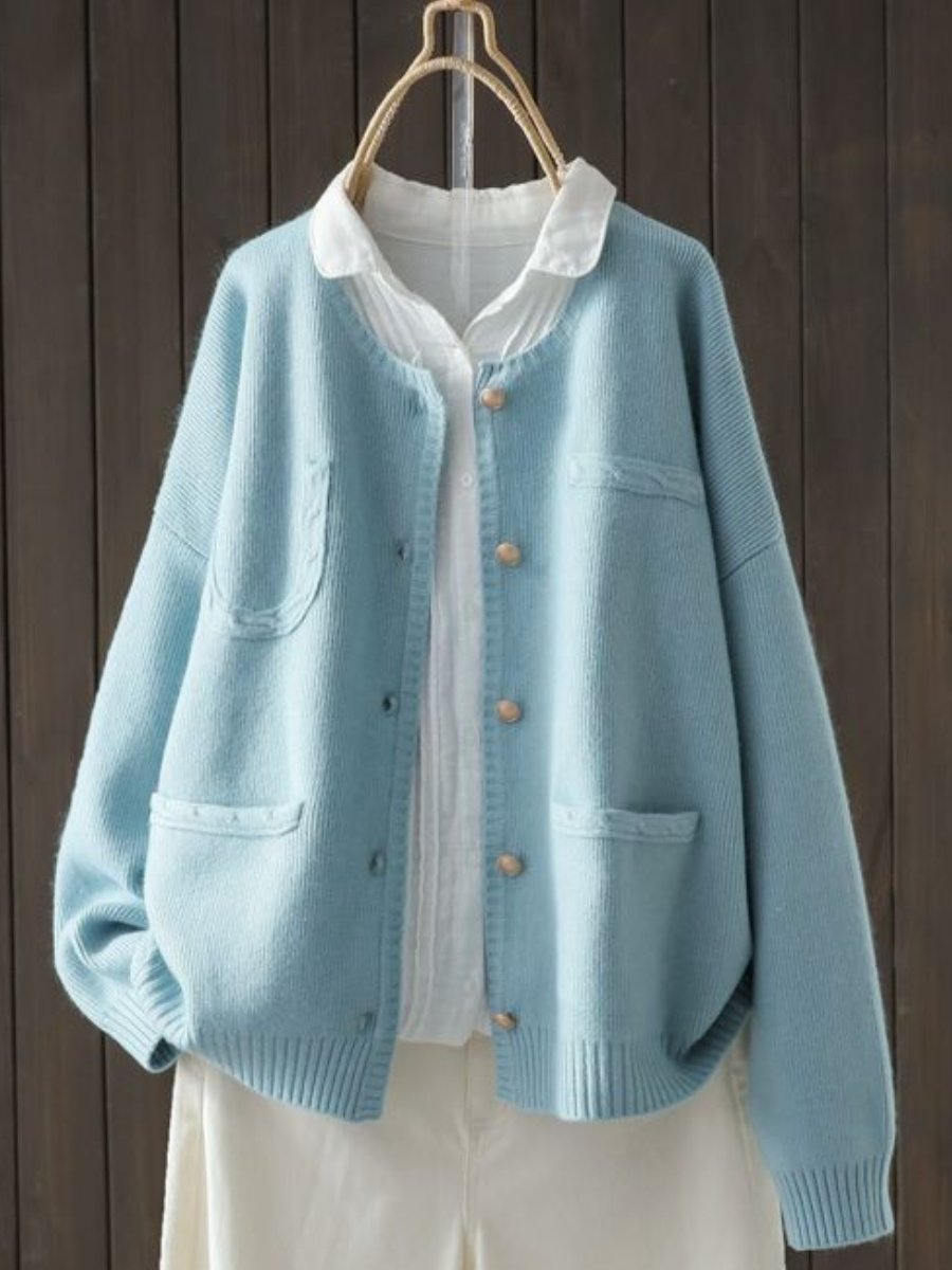 Gilet femme mode, coupe oversize décontractée, tricot doux, col rond, et fermeture boutonnée. Idéal printemps.