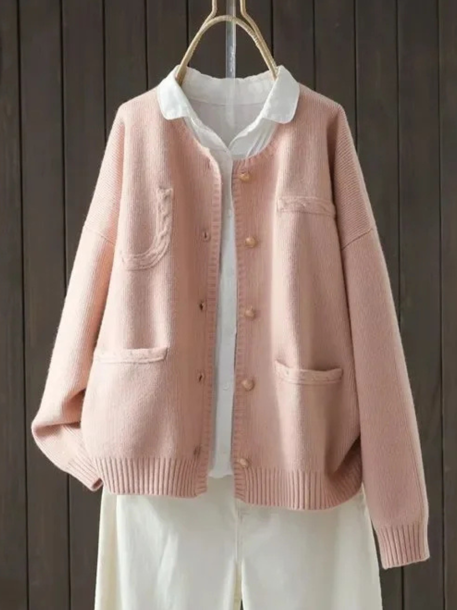 Cardigan femme élégant et confortable, avec grandes poches fonctionnelles et boutons discrets, look oversize.