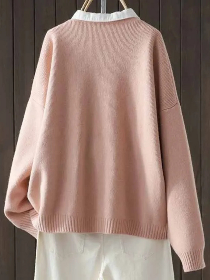 Gilet femme oversize en maille douce, coloris uni, doté de poches et boutons, pour un style décontracté et chaleureux.