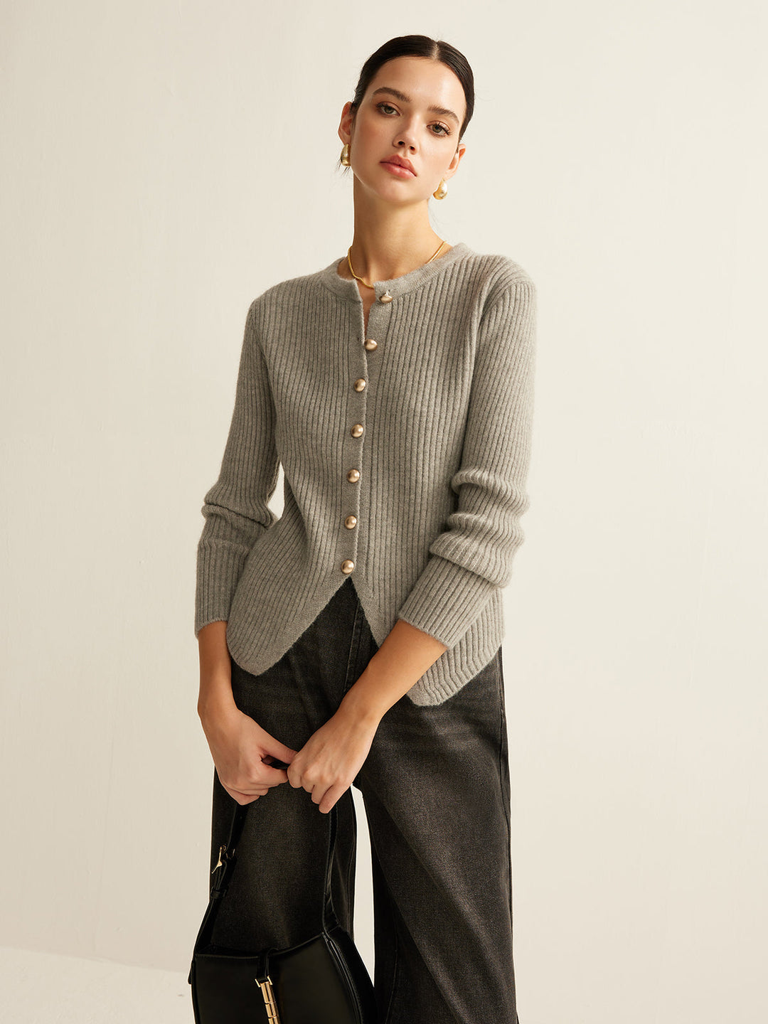 Cardigan femme coupe classique, col rond, boutons dorés. Confortable et élégant pour la saison automne-hiver.
