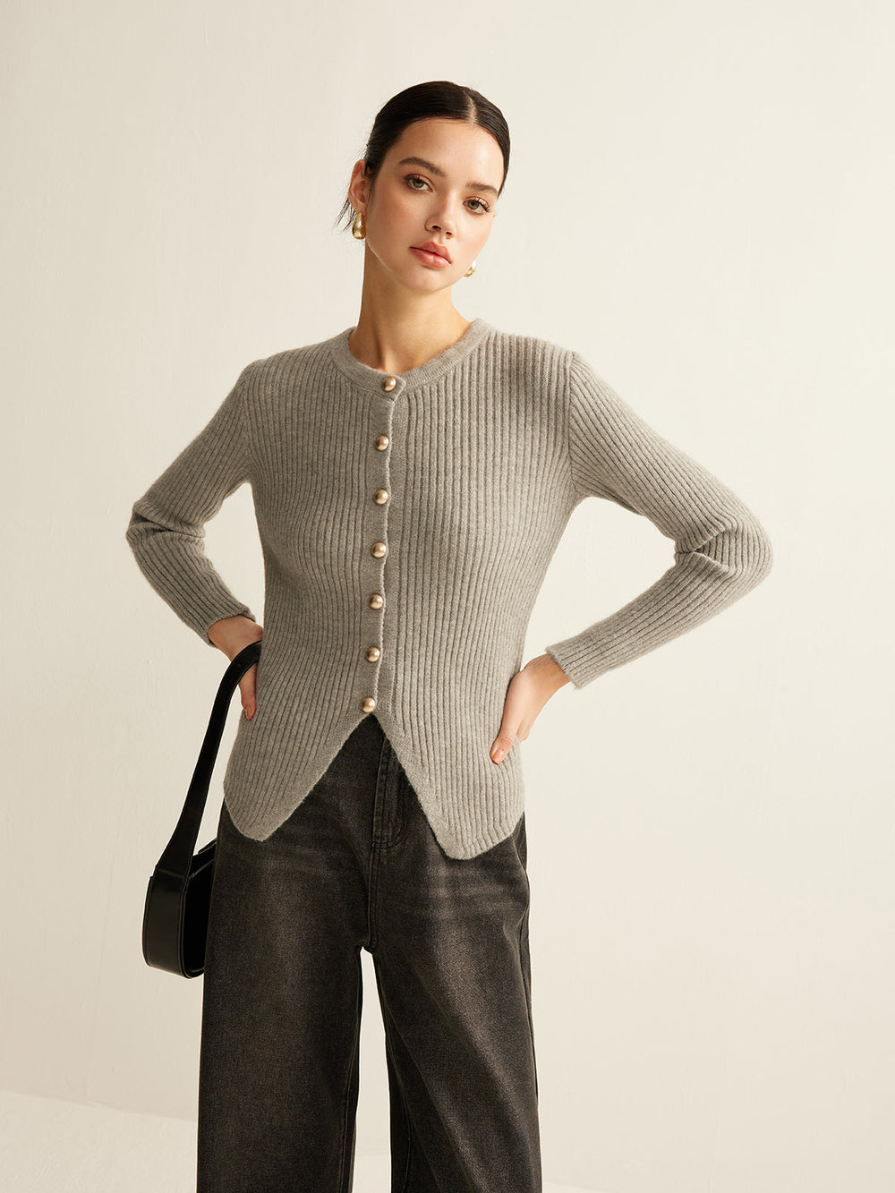 Cardigan chic femme polyvalent, col rond, boutons dorés. Look élégant parfait pour l'automne et l'hiver.