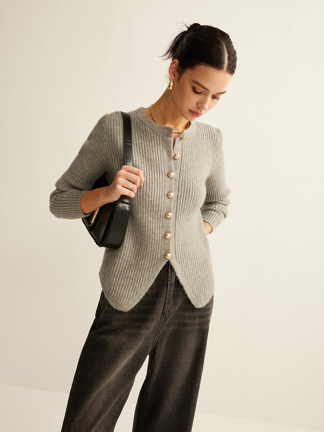Cardigan femme maille fine, col rond, ornements boutons dorés. Pièce mode élégante pour hiver.