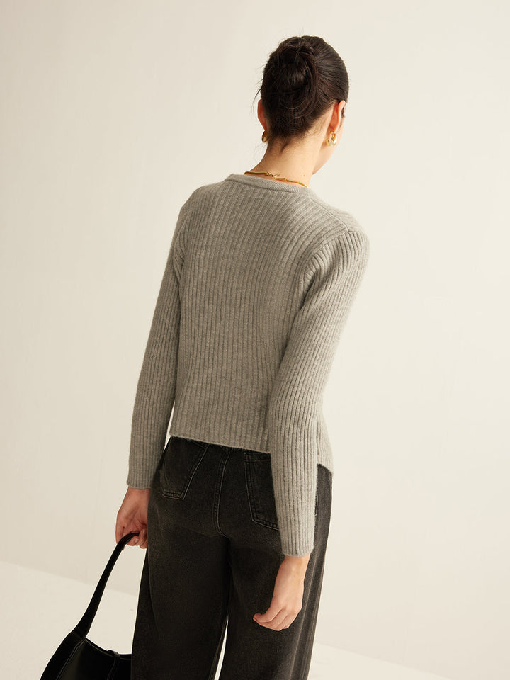 Cardigan noir femme avec boutons dorés scintillants. Vêtement polyvalent et élégant pour la mode hivernale.