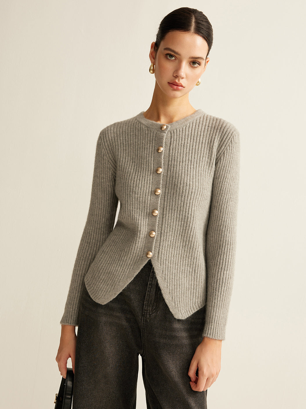Cardigan femme élégant noir, boutons dorés scintillants. Mode automne-hiver chic et sophistiquée.