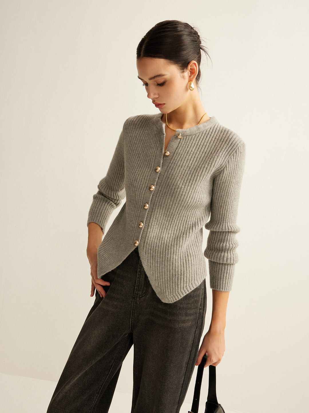 Cardigan élégant femme à boutons dorés, idéal pour tenue chic au bureau ou en soirée. Mode automne-hiver.