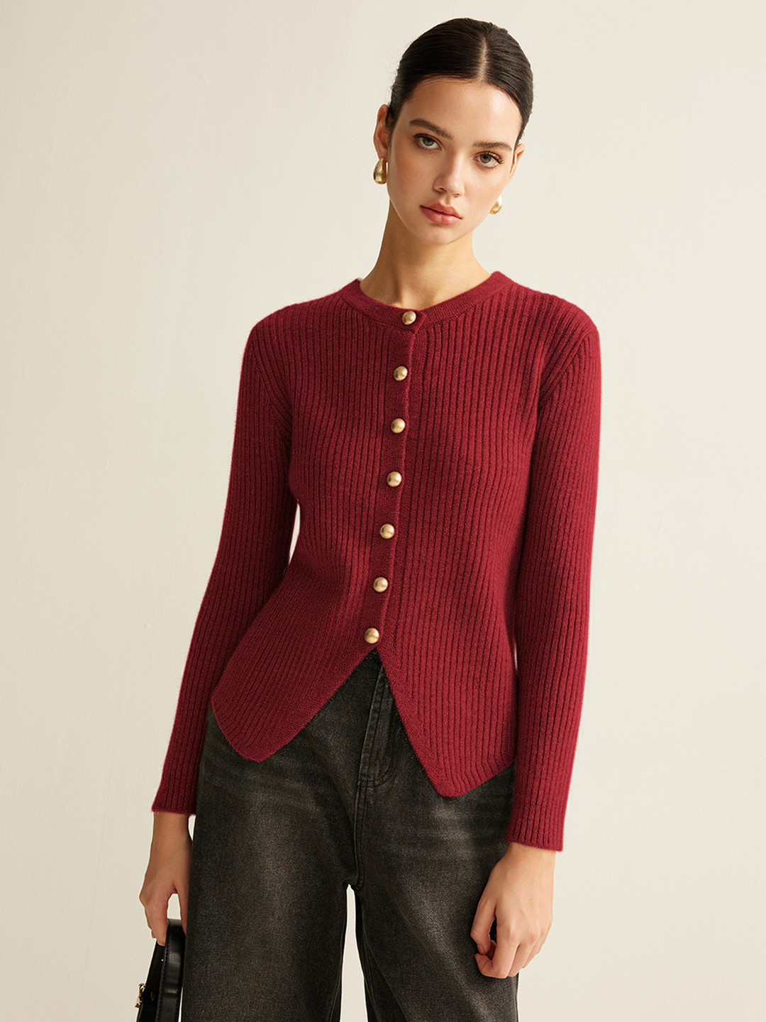 Cardigan tendance femme, boutons dorés scintillants. Indispensable pour une mode élégante automne-hiver.