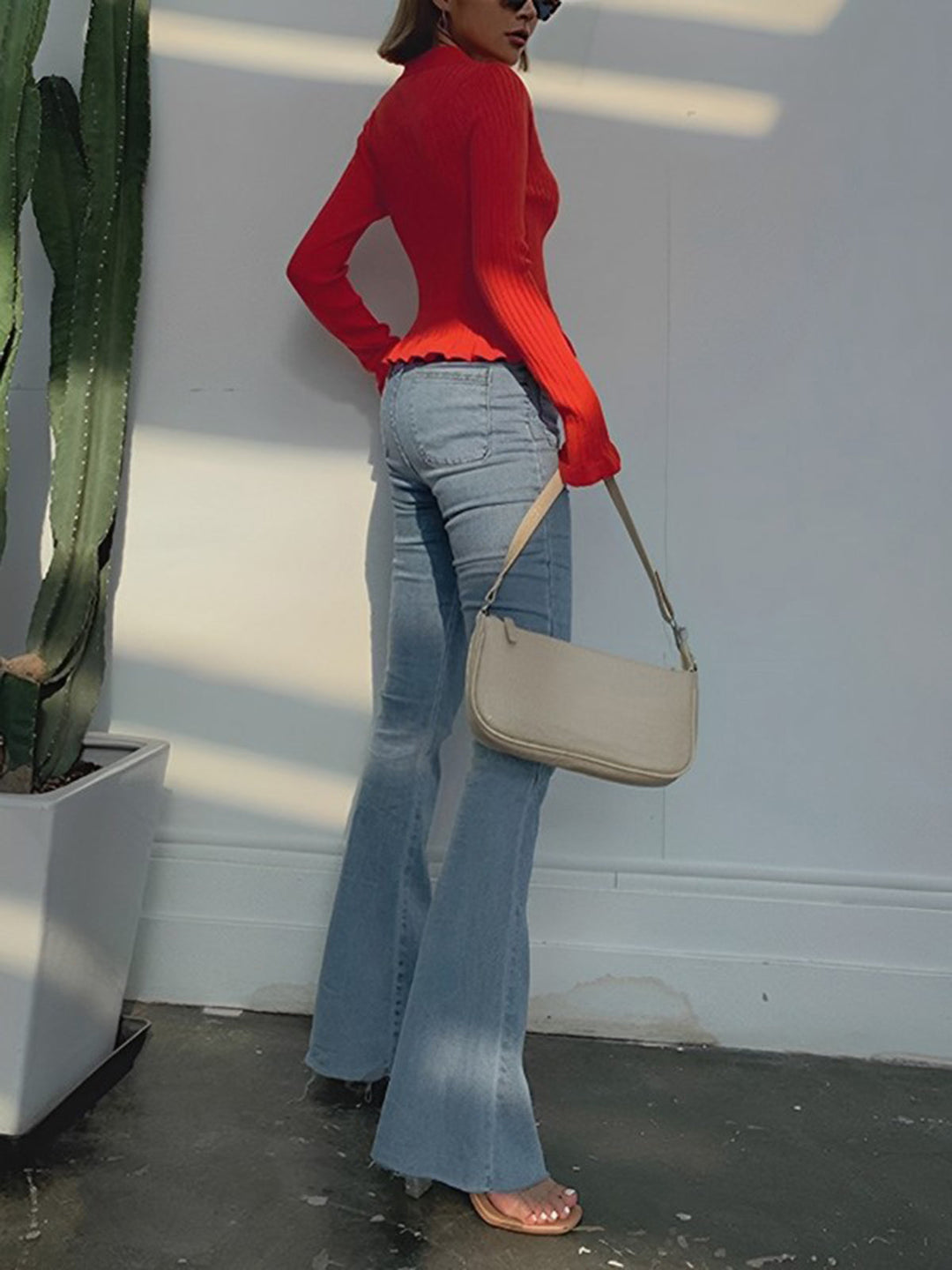 Veste légère polyvalente en cardigan rouge pour femme, idéale pour une tenue décontractée et stylée.