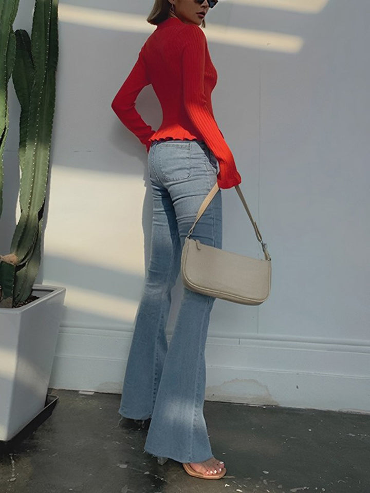 Veste légère polyvalente en cardigan rouge pour femme, idéale pour une tenue décontractée et stylée.